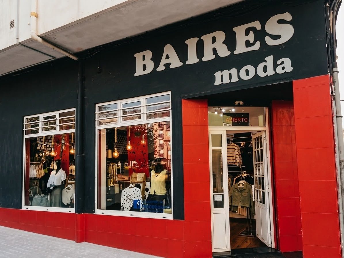 Fachada de Baires Moda, tienda de ropa en Narón